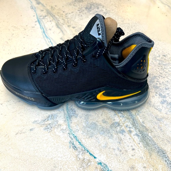LEBRON XIX LOW Black/Universe Gold - Picture 1 of 8